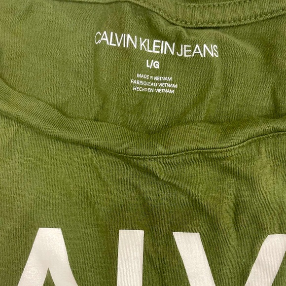 Calvin Klein Jeans • Comfortable Loose Olive Green T-shirt - Picture 3 of 7